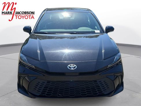 Used 2025 Toyota Camry SE FWD image 2