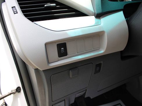 Used 2015 Toyota Sienna LE FWD image 28