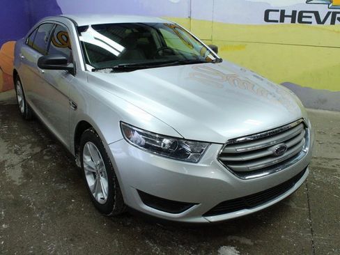 Used 2017 Ford Taurus SE image 2
