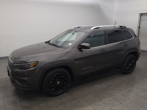 Used 2019 Jeep Cherokee Latitude Plus FWD image 2