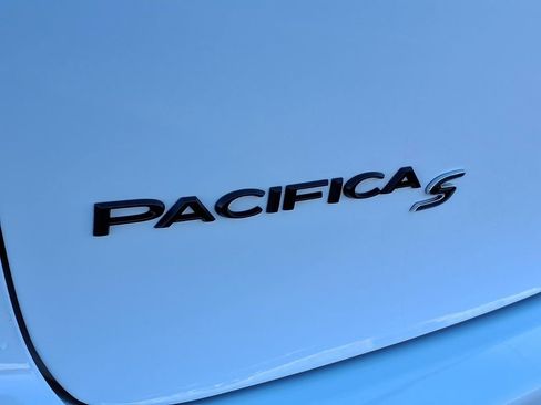 Used 2025 Chrysler Pacifica Limited image 33