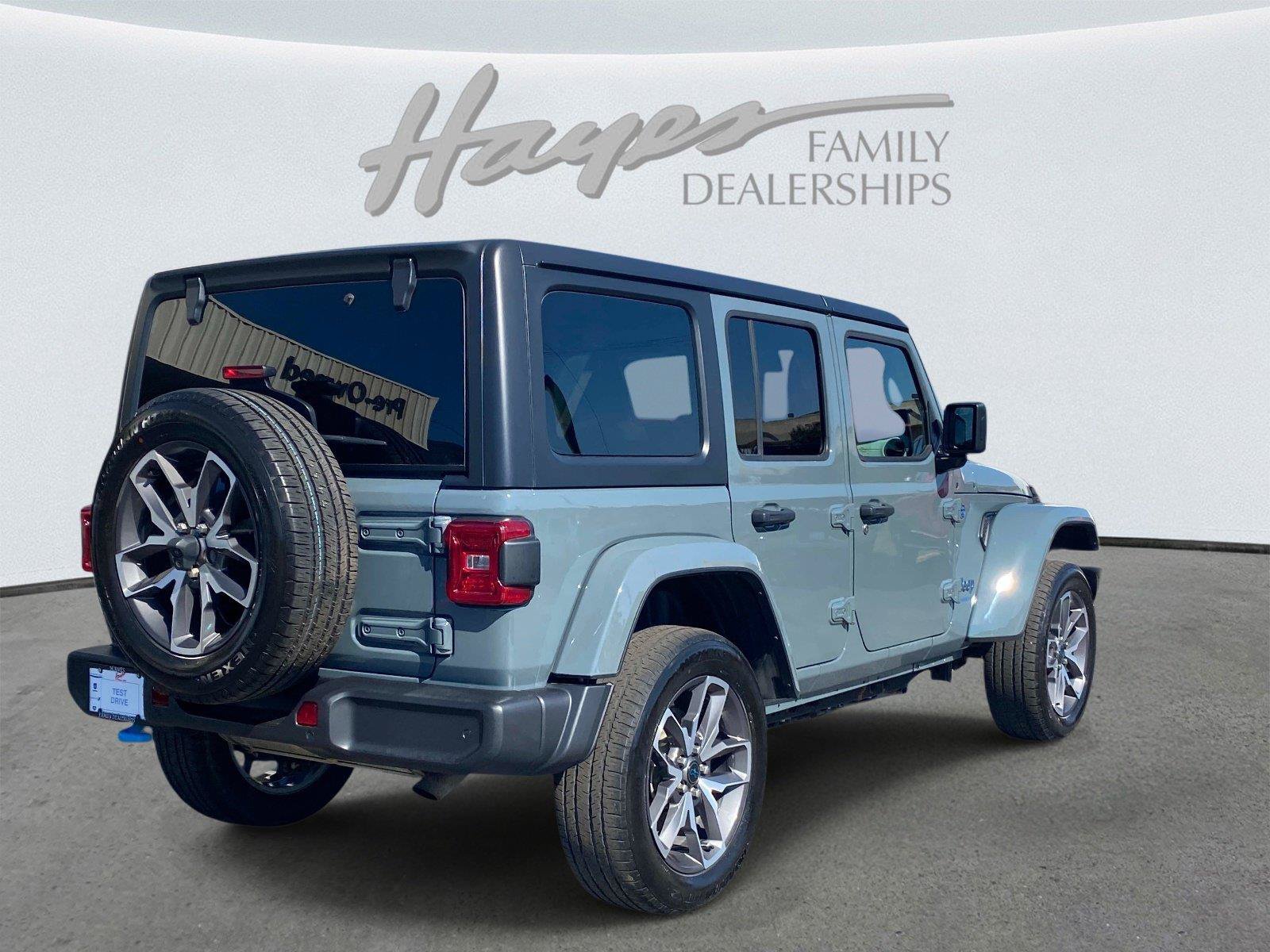 Used 2024 Jeep Wrangler Unlimited w/ Convenience Group AWD/4WD image 3
