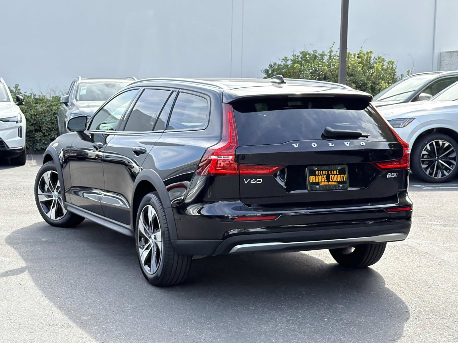 Certified 2025 Volvo V60 B5 Cross Country Plus AWD/4WD image 7