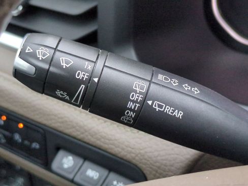 Used 2021 GMC Yukon XL Denali w/ Denali Premium Package image 28