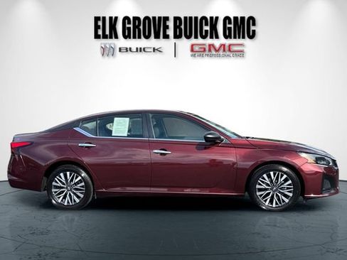 Used 2025 Nissan Altima 2.5 SV FWD image 3