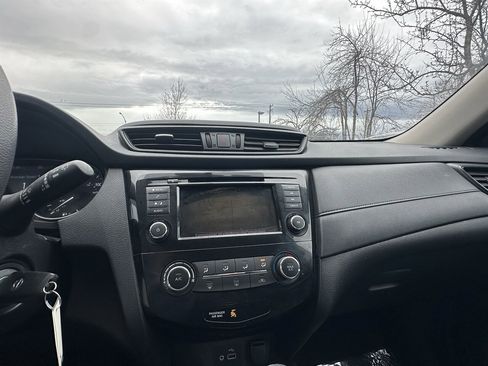 Used 2018 Nissan Rogue S image 9