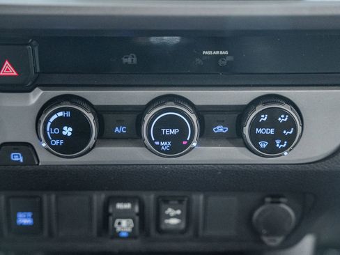 Used 2018 Toyota Tacoma SR5 AWD/4WD image 34