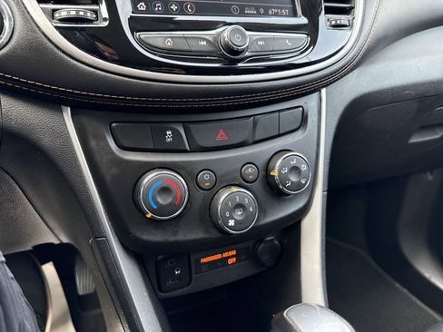 Used 2020 Chevrolet Trax LT w/ LT Convenience Package FWD image 32