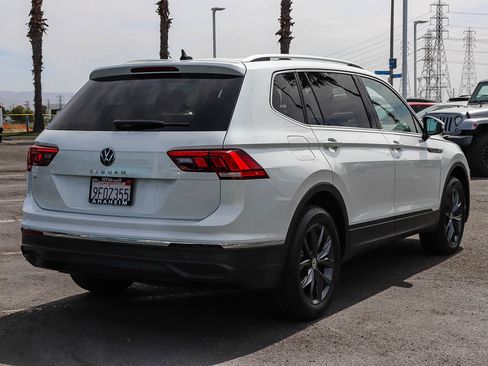 Used 2023 Volkswagen Tiguan SE w/ Panoramic Sunroof Package image 6