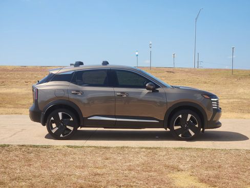 Used 2025 Nissan Kicks SR FWD image 7