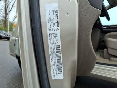 Used 2014 Chrysler Town & Country Touring FWD image 18