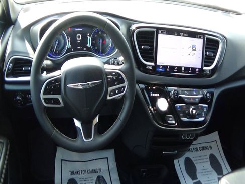 Certified 2025 Chrysler Pacifica Select FWD image 13
