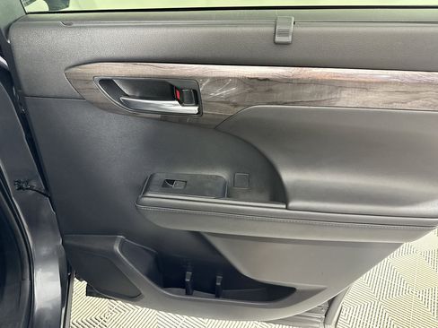 Used 2020 Toyota Highlander Platinum image 27