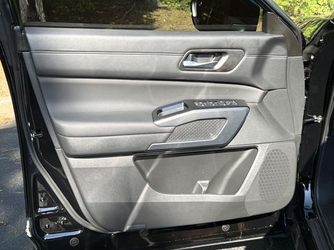 Used 2025 Nissan Pathfinder SL w/ SL Premium Package FWD image 10