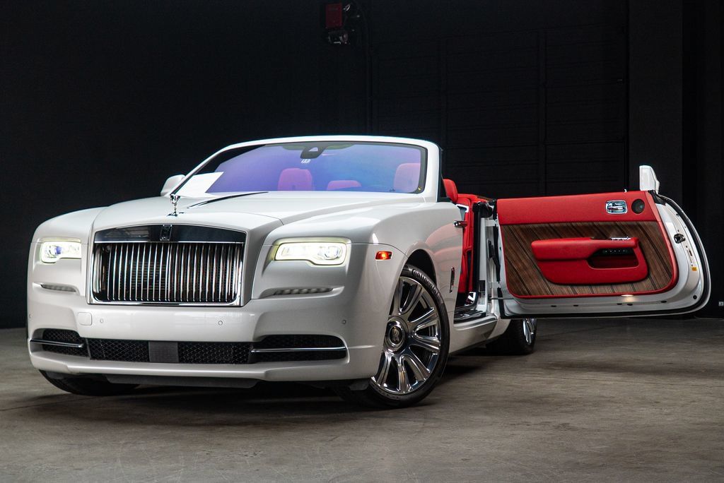 Used 2016 Rolls-Royce Dawn RWD image 2