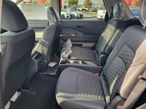 New 2025 Nissan Pathfinder SV image 31