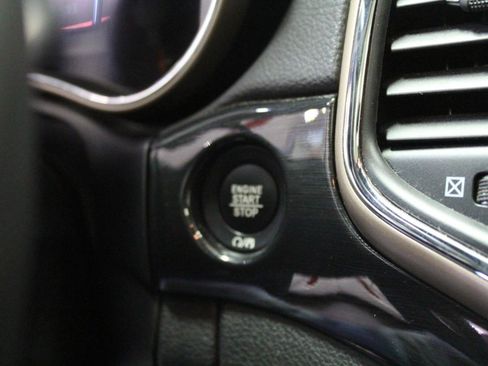 Used 2017 Jeep Grand Cherokee Laredo image 14