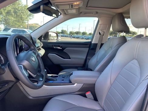 Used 2024 Toyota Highlander XLE FWD image 10