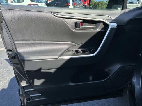 Used 2021 Toyota RAV4 LE AWD/4WD image 17