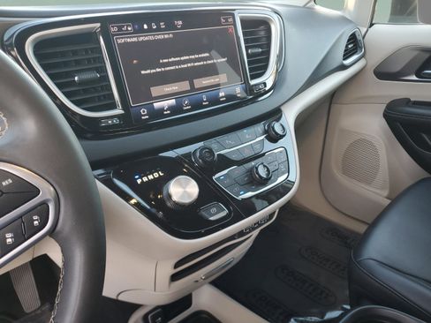 Used 2023 Chrysler Pacifica Touring-L image 11