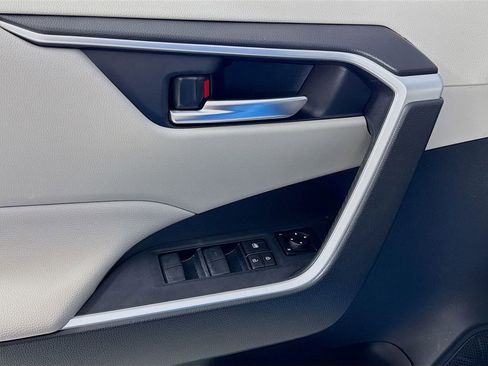 Used 2021 Toyota RAV4 XLE w/ Convenience Package AWD/4WD image 14