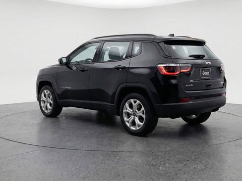Used 2025 Jeep Compass Latitude AWD/4WD image 6