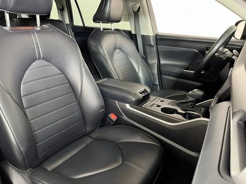Used 2022 Toyota Highlander XLE AWD/4WD image 42