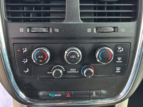 Used 2018 Dodge Grand Caravan SXT FWD image 22