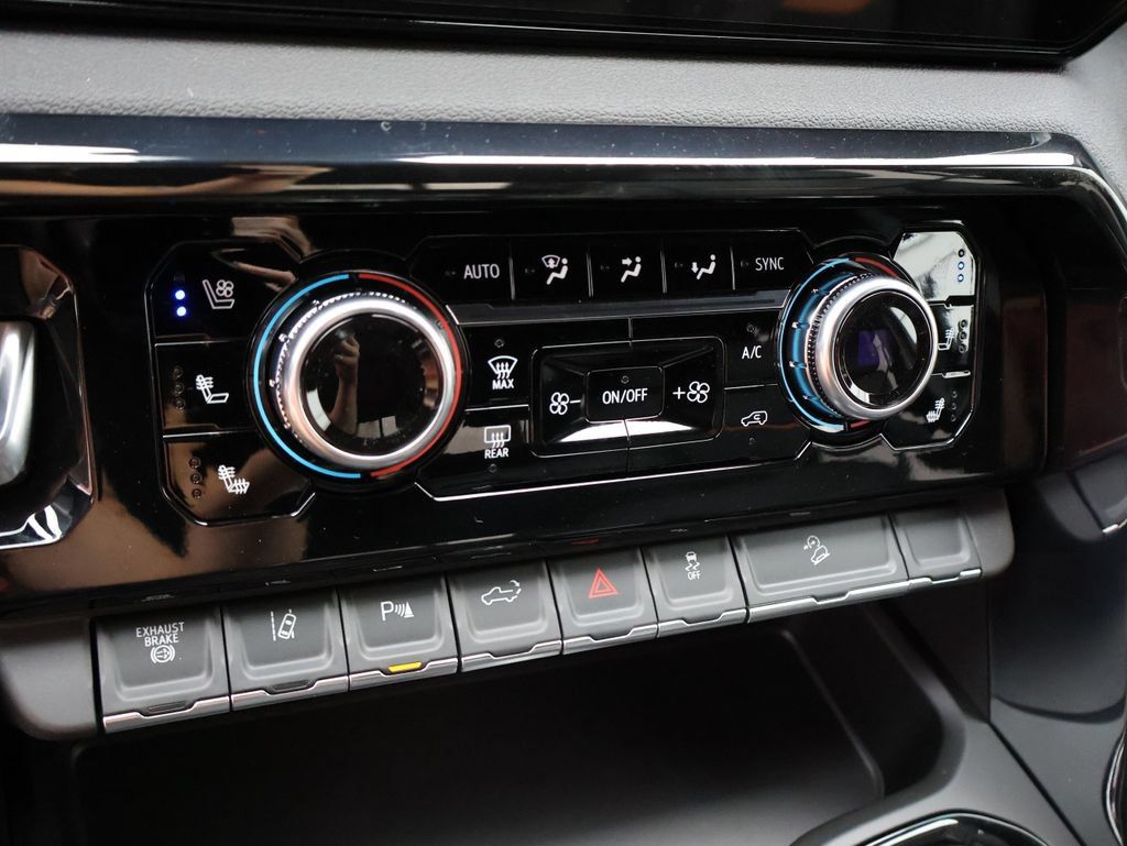 New 2026 GMC Sierra 2500 AT4 w/ AT4 Premium Plus Package AWD/4WD image 21