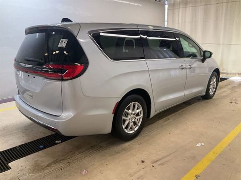 Used 2024 Chrysler Pacifica Touring-L image 2