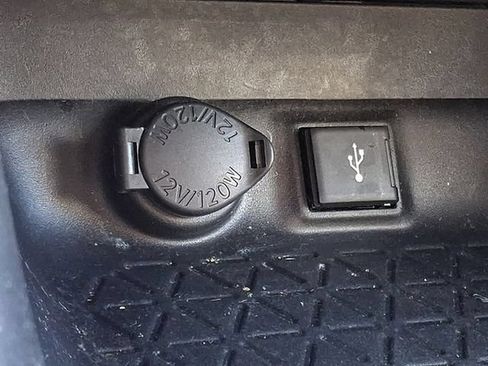 Used 2022 Toyota RAV4 XLE AWD/4WD image 23