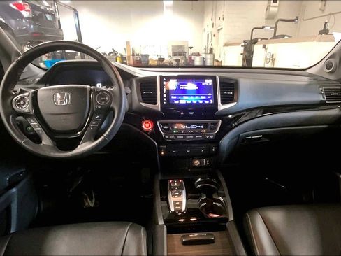 Used 2018 Honda Pilot Touring image 16