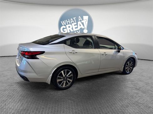 Used 2020 Nissan Versa SV image 3