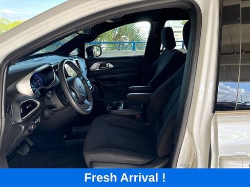 Used 2024 Chrysler Pacifica Touring FWD image 2
