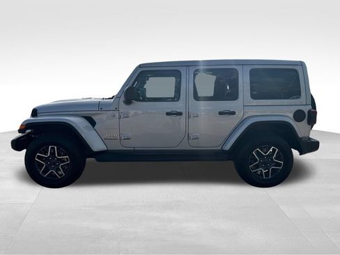 Used 2024 Jeep Wrangler Unlimited Sahara w/ Technology Group AWD/4WD image 3