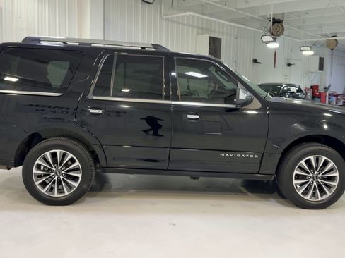 Used 2017 Lincoln Navigator Select RWD image 2