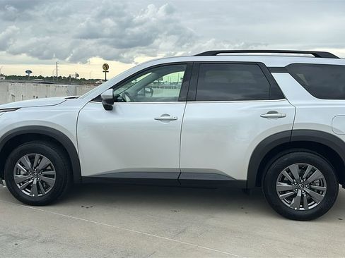 Used 2025 Nissan Pathfinder SV FWD image 9