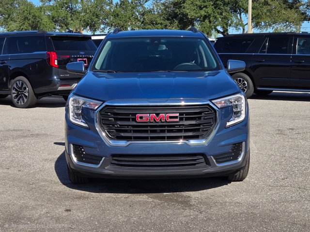Used 2024 GMC Terrain SLE w/ Driver Convenience Package FWD image 2