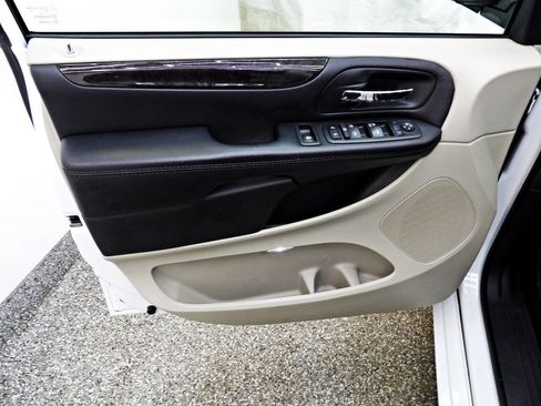 Used 2018 Dodge Grand Caravan SE w/ UConnect Hands-Free Group image 7