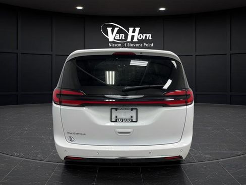 Used 2024 Chrysler Pacifica Touring image 4