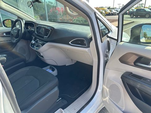 Used 2022 Chrysler Voyager LX FWD image 8