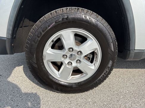 Used 2011 Jeep Grand Cherokee Laredo AWD/4WD image 12