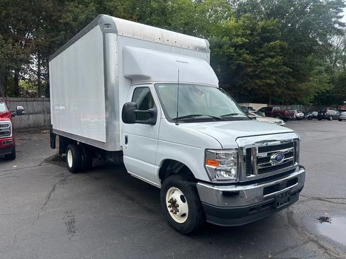 Used 2024 Ford E-450 and Econoline 450 Super Duty w/ Driver's Safety Package RWD image 3