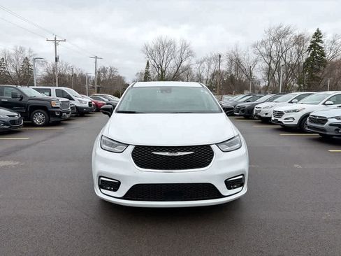 Used 2024 Chrysler Pacifica Touring-L FWD image 16