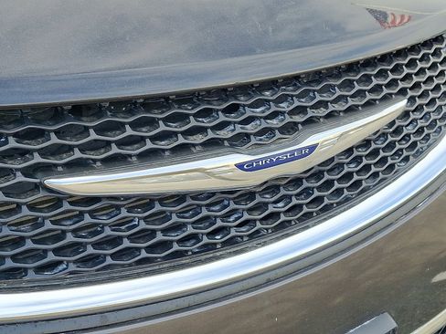 Used 2020 Chrysler Pacifica Touring-L Plus FWD image 4