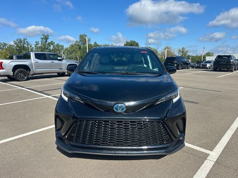 Used 2025 Toyota Sienna XSE AWD/4WD image 2