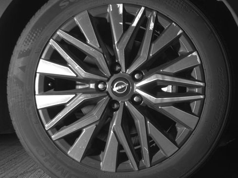Used 2025 Nissan Altima 2.5 SV FWD image 13