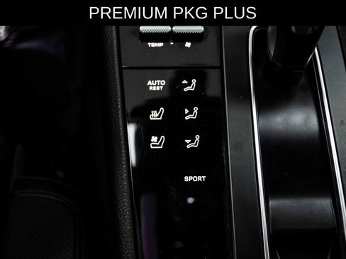 Used 2023 Porsche Macan AWD/4WD image 28