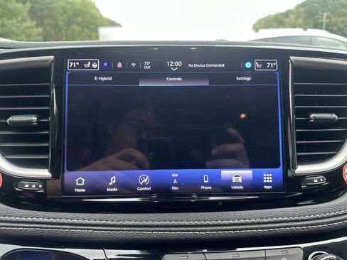 Used 2024 Chrysler Pacifica Limited FWD image 21