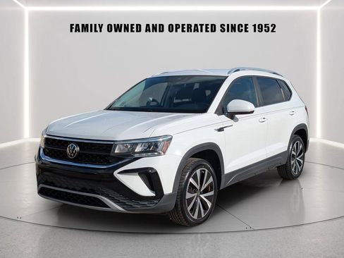 Certified 2023 Volkswagen Taos SE FWD image 2